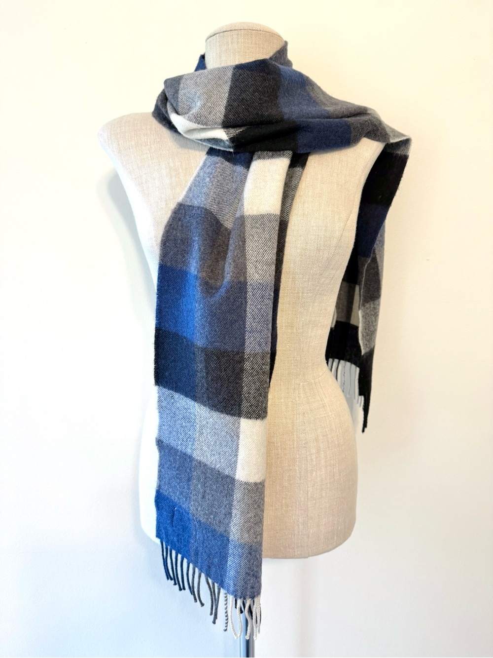Avoca Handweavers 100% Pure New Wool Plaid Scarf Made in Ireland Navy Check